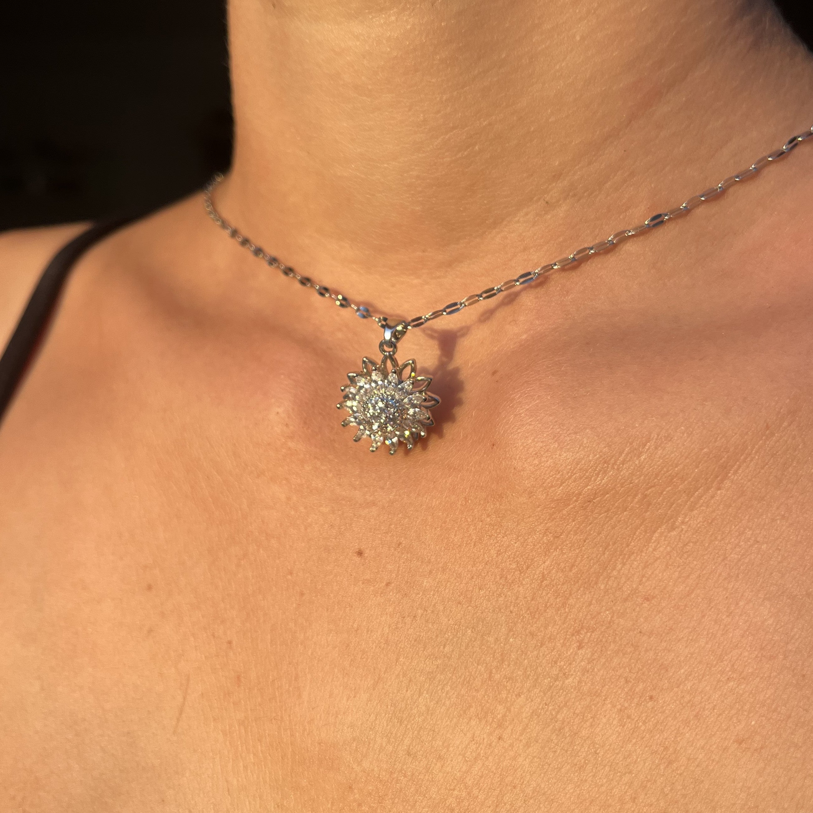 FLOWER SNURR HALSBAND (GÅVA)