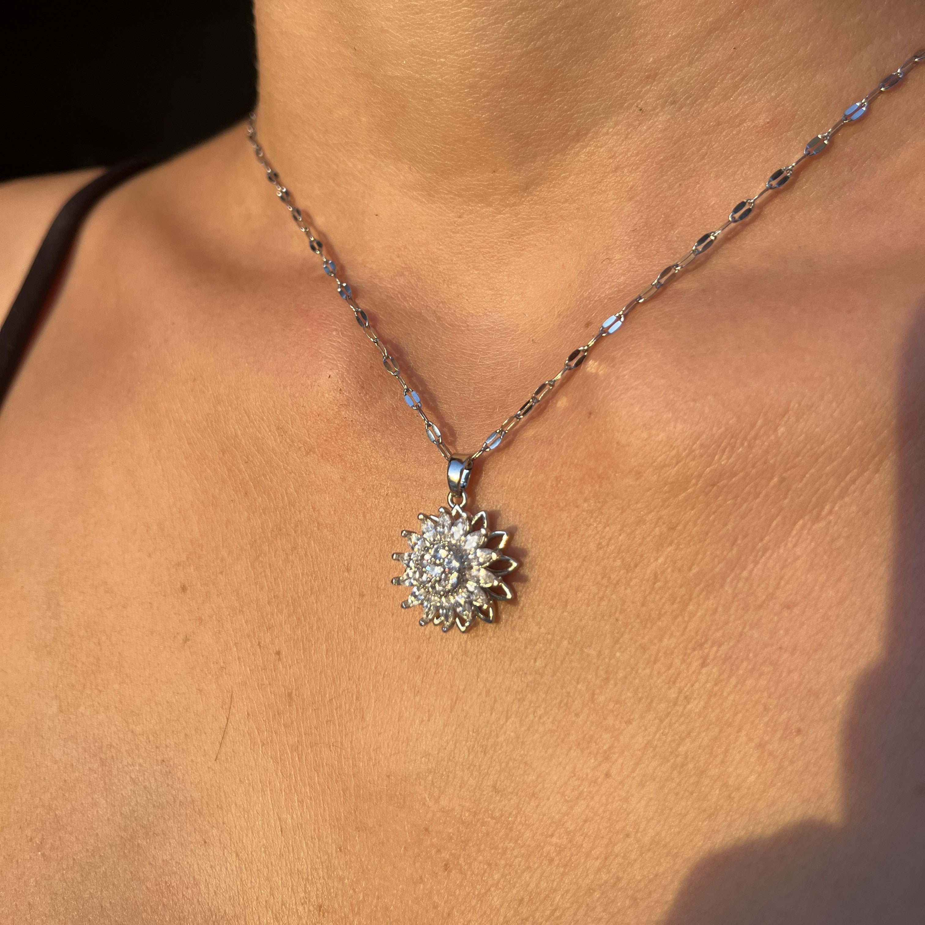 FLOWER SNURR HALSBAND (GÅVA)